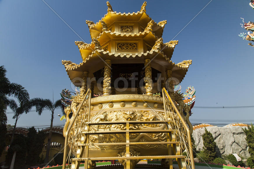 The old Buddhist temple costs waiting for Buddhist parishioners