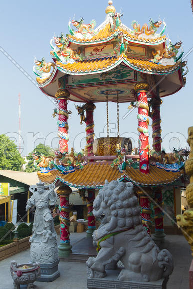 The old Buddhist temple costs waiting for Buddhist parishioners
