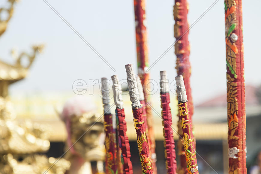 The old Buddhist temple costs waiting for Buddhist parishioners