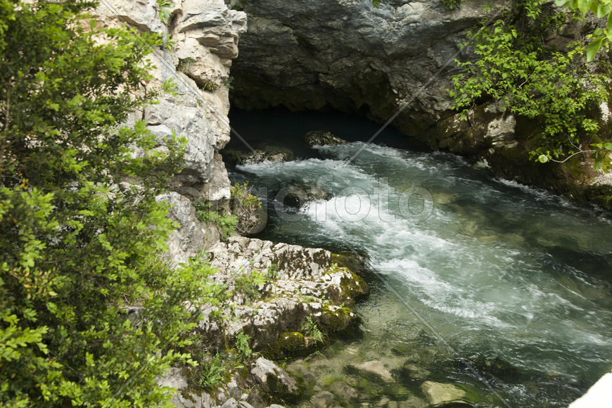 The mountain river quickly bears the waters through rifts