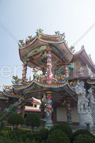 The old Buddhist temple costs waiting for Buddhist parishioners