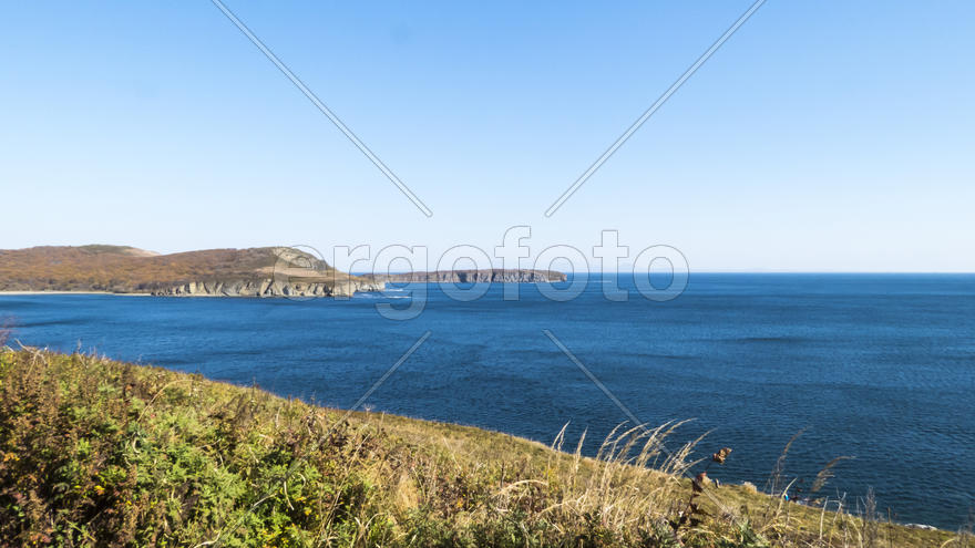 The sea under the bright autumn sun prepares for winter