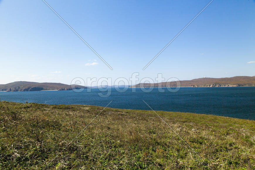 The sea under the bright autumn sun prepares for winter
