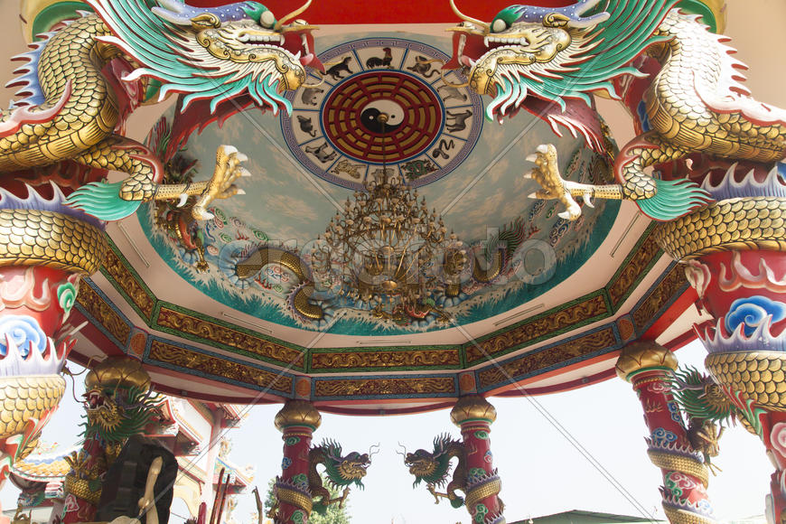 The old Buddhist temple costs waiting for Buddhist parishioners