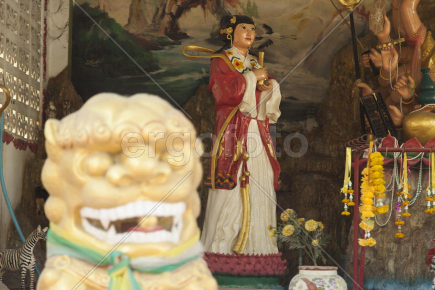 The old Buddhist temple costs waiting for Buddhist parishioners