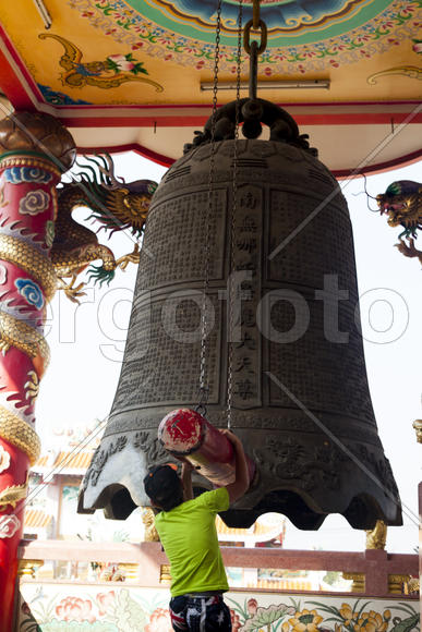The old Buddhist temple costs waiting for Buddhist parishioners