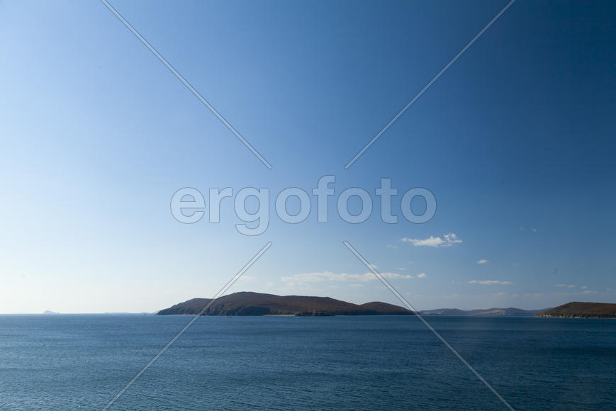 The sea under the bright autumn sun prepares for winter
