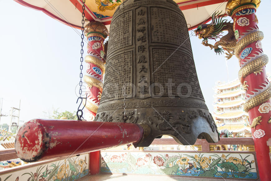 The old Buddhist temple costs waiting for Buddhist parishioners