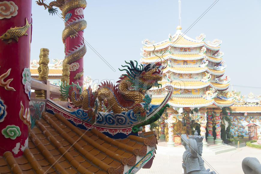 The old Buddhist temple costs waiting for Buddhist parishioners