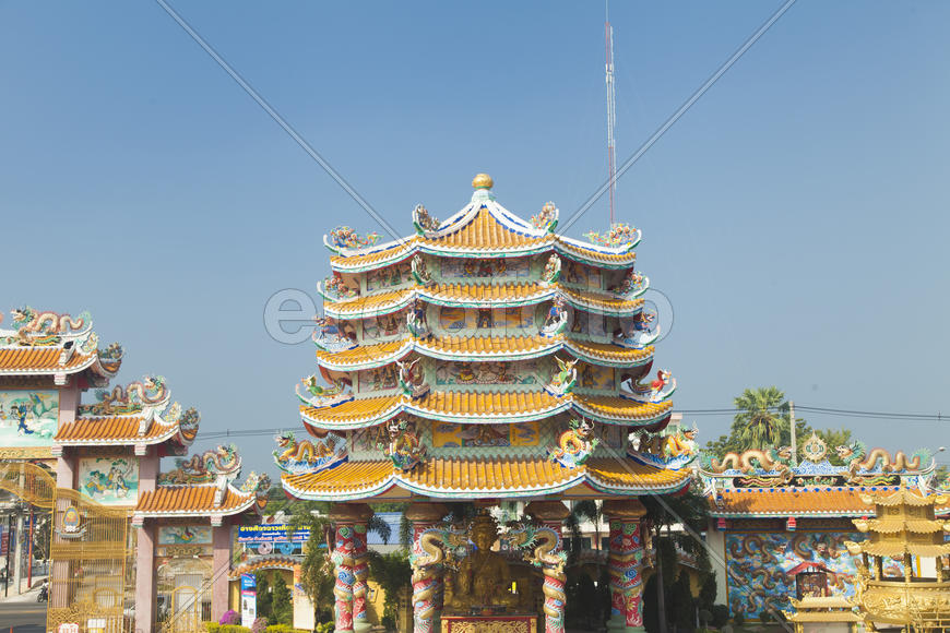 The old Buddhist temple costs waiting for Buddhist parishioners