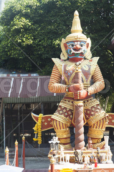 The old Buddhist temple costs waiting for Buddhist parishioners
