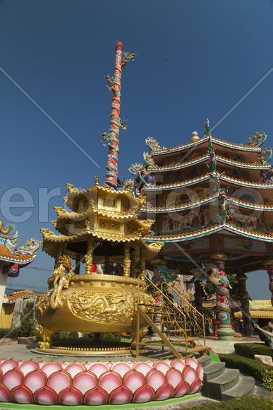 The old Buddhist temple costs waiting for Buddhist parishioners