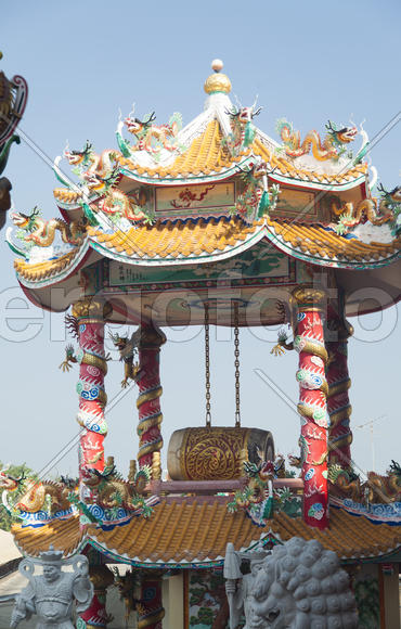The old Buddhist temple costs waiting for Buddhist parishioners