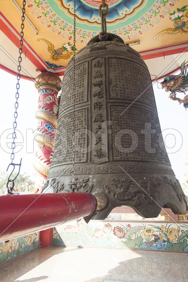 The old Buddhist temple costs waiting for Buddhist parishioners