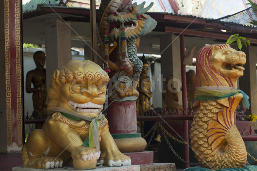 The old Buddhist temple costs waiting for Buddhist parishioners