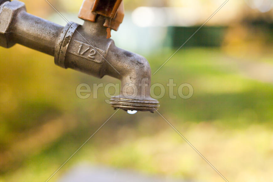 The water tap is not tightly screwed and lose water