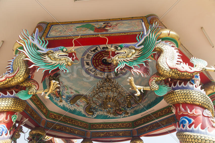 The old Buddhist temple costs waiting for Buddhist parishioners