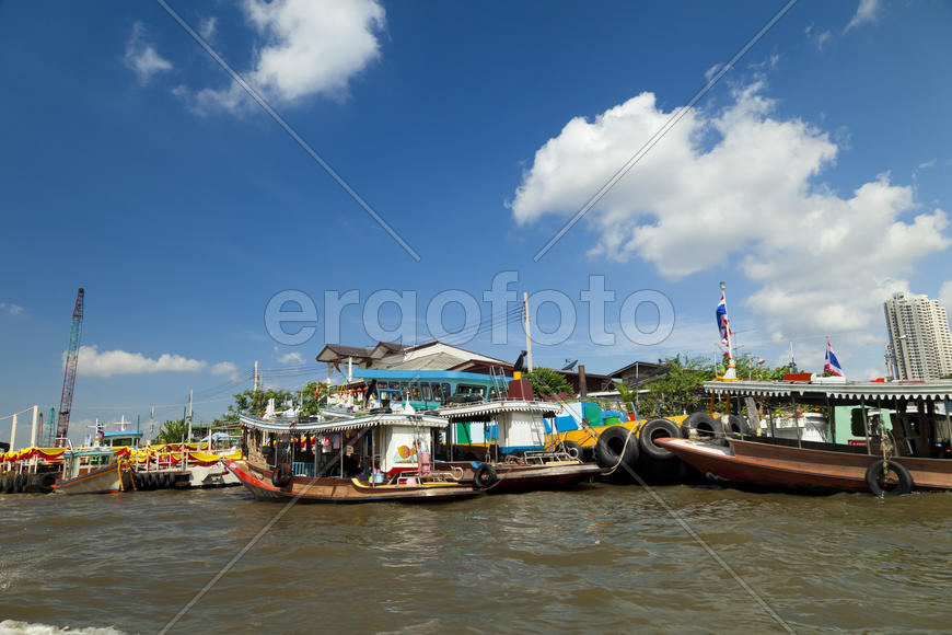 Boats on the river float and transport passengers