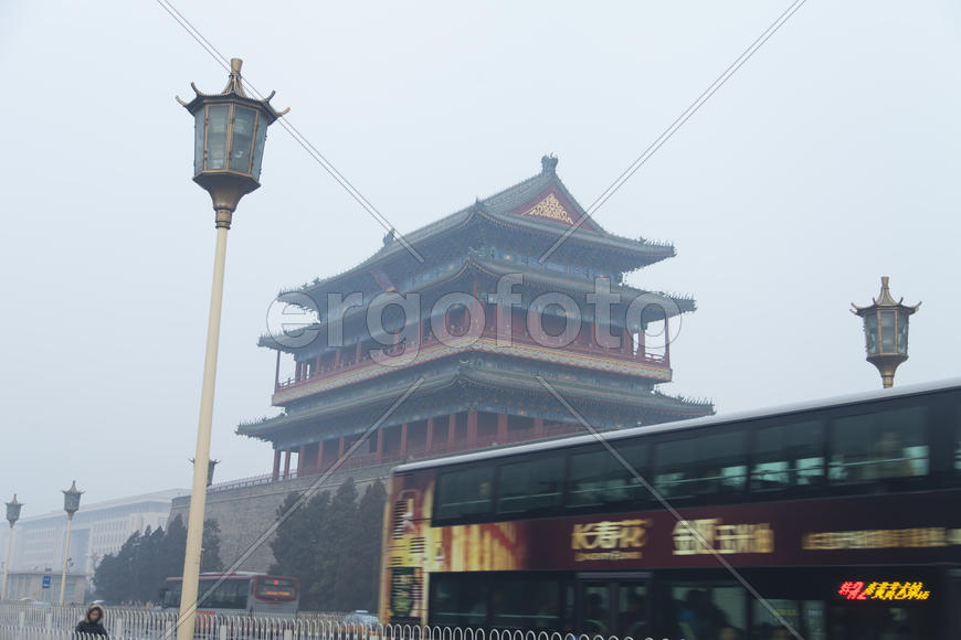 The old Buddhist temple costs waiting for Buddhist parishioners