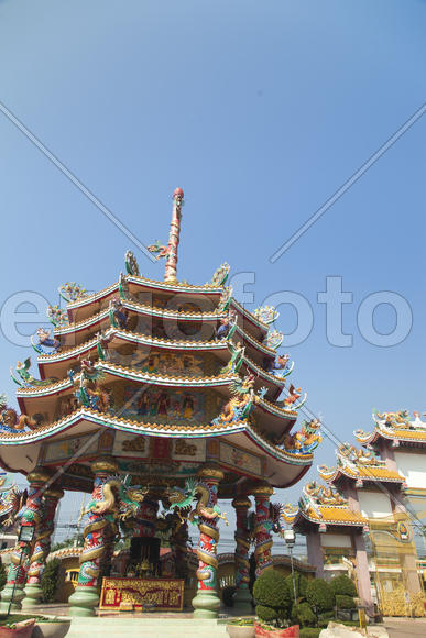 The old Buddhist temple costs waiting for Buddhist parishioners