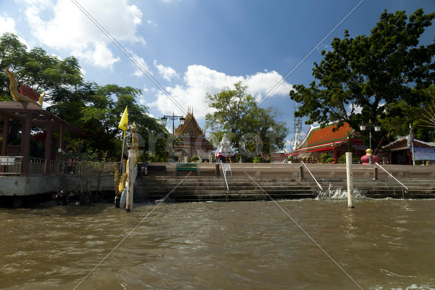 The beautiful Buddhist temple is pleasing to the eye of visitors and parishioners