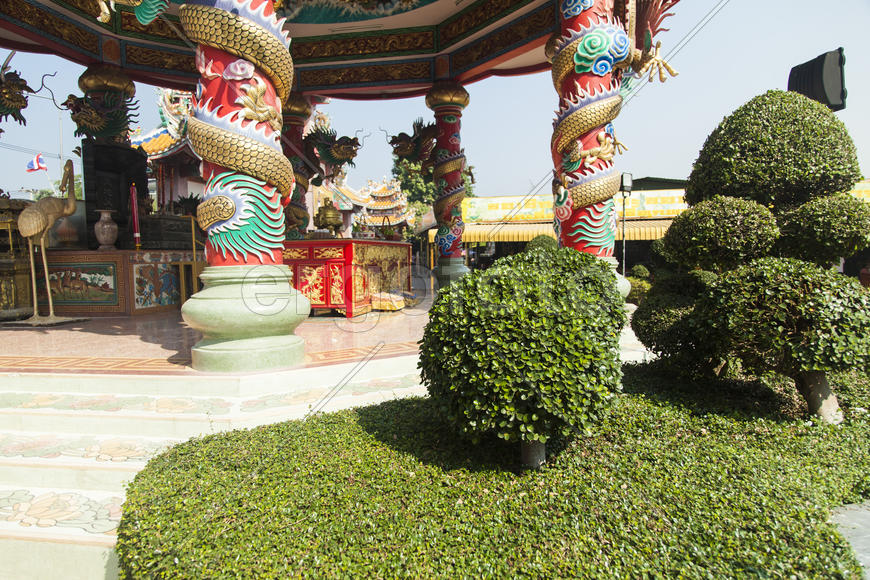 The old Buddhist temple costs waiting for Buddhist parishioners