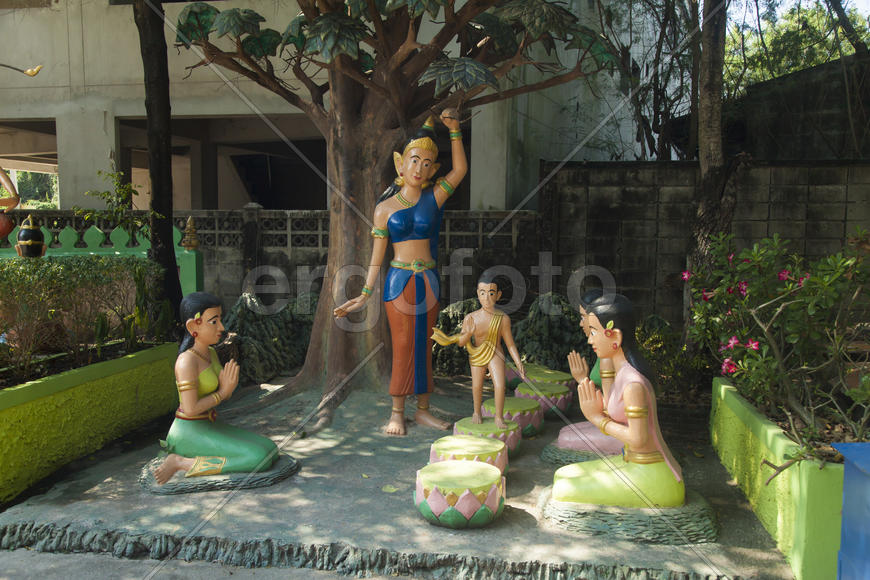 The old Buddhist temple costs waiting for Buddhist parishioners