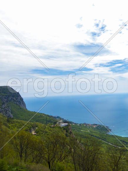 Mountains majestically tower it is necessary to all in the afternoon