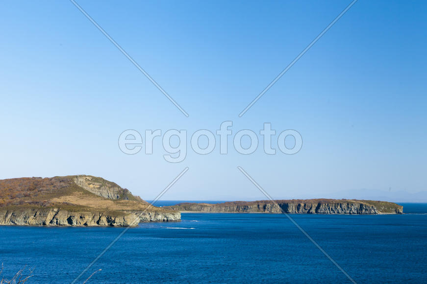 The sea under the bright autumn sun prepares for winter