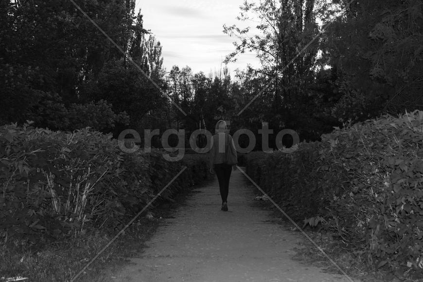Девушка идущая по парку 