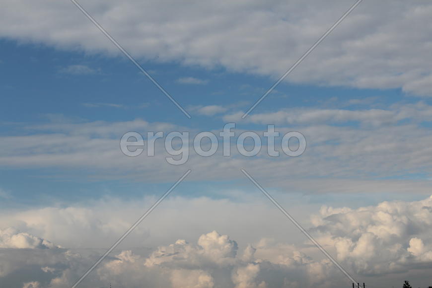 Кучевые облака на голубом небе 