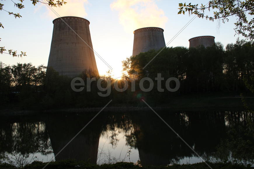 Закат с видом на промышленные трубы 