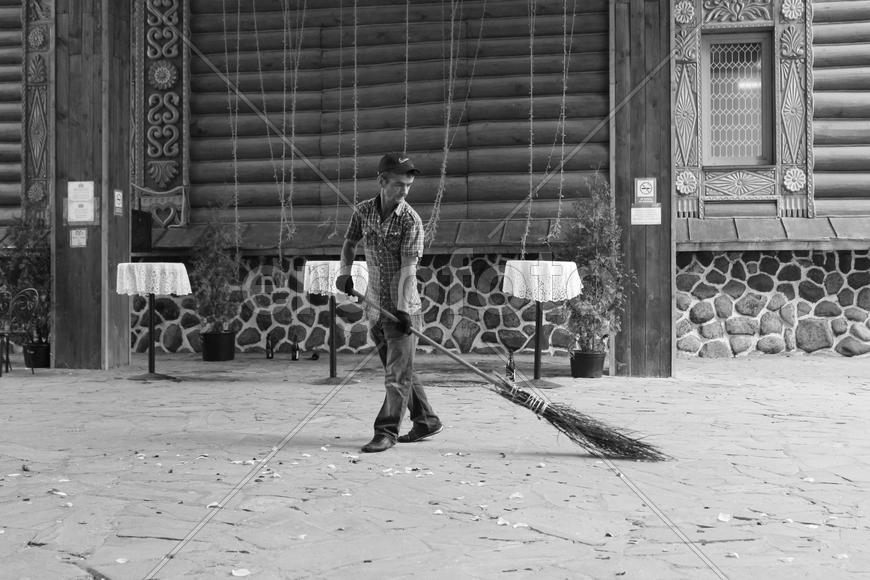 Дворник подметает асфальт 