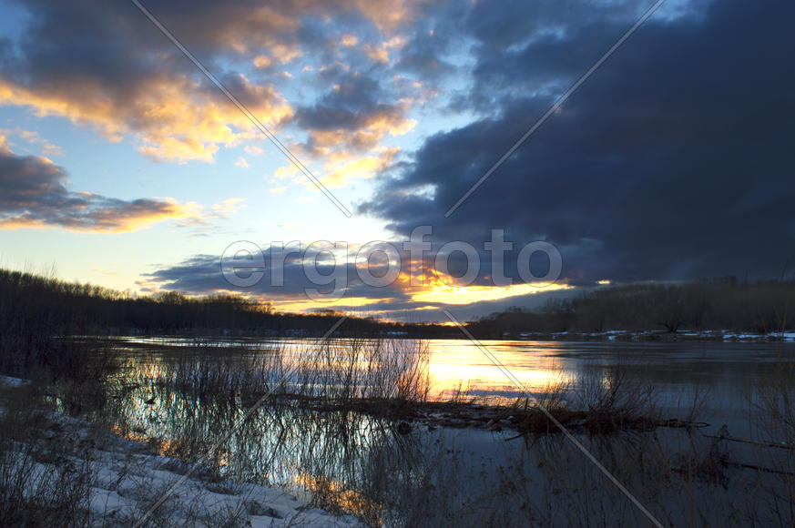 Сходились тучи над рекой
