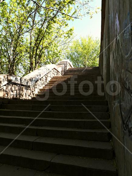 Лестница, ступеньки ведущие вверх 