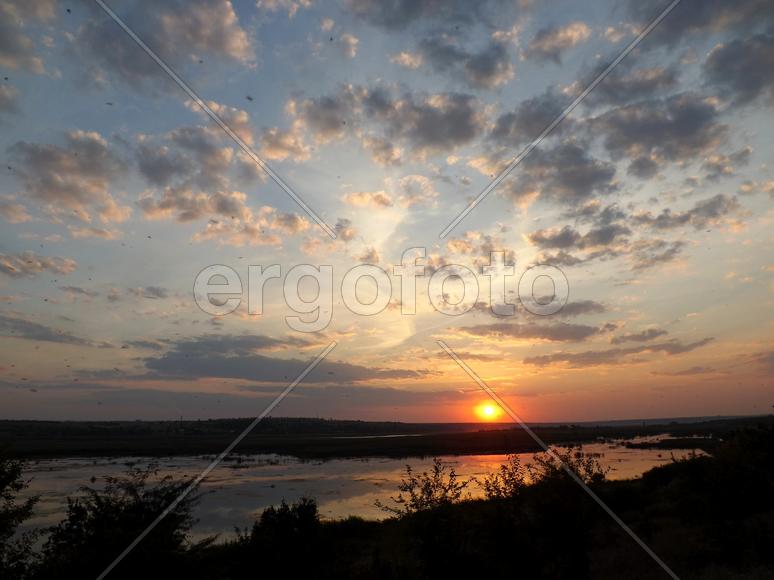 Закат на реке