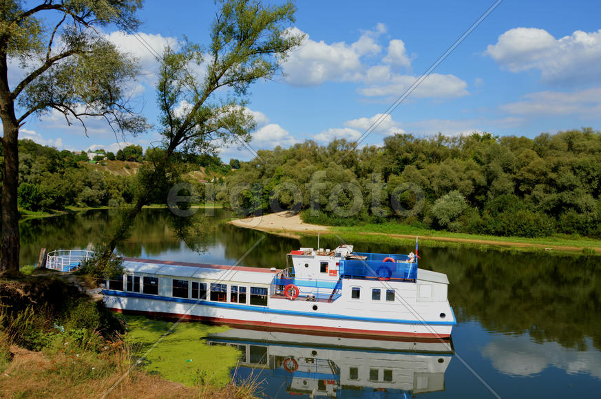 Прогулочный теплоход на реке Десне