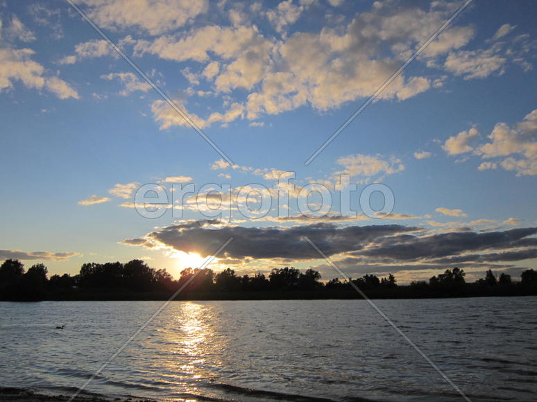 Закат над водой 