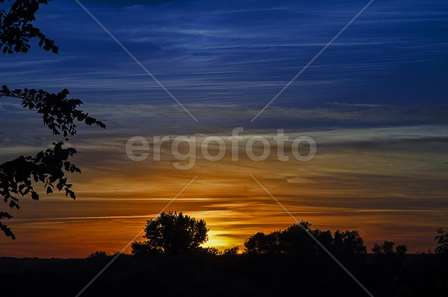 Пейзаж заката с ярко синим небом