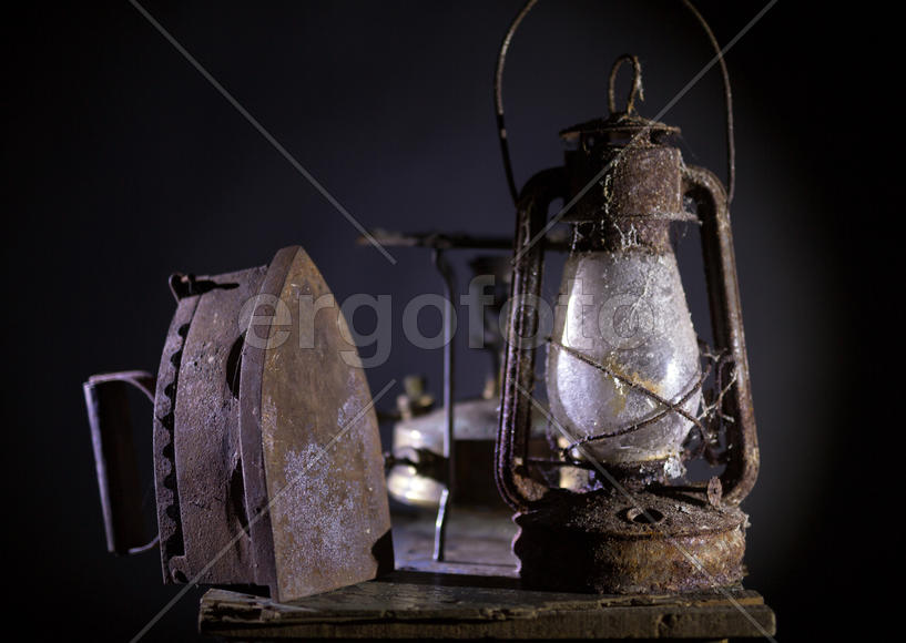 Реквизит. Керосиновая лампа и старинный утюг 
