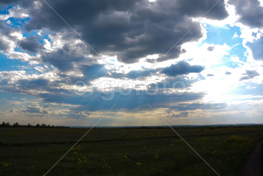 Солнце пробивается сквозь облака