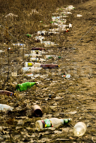 Мусор в виде бутылок 