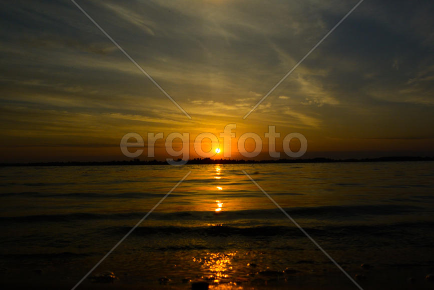 Дорожка солнечного света на водяной глади моря 