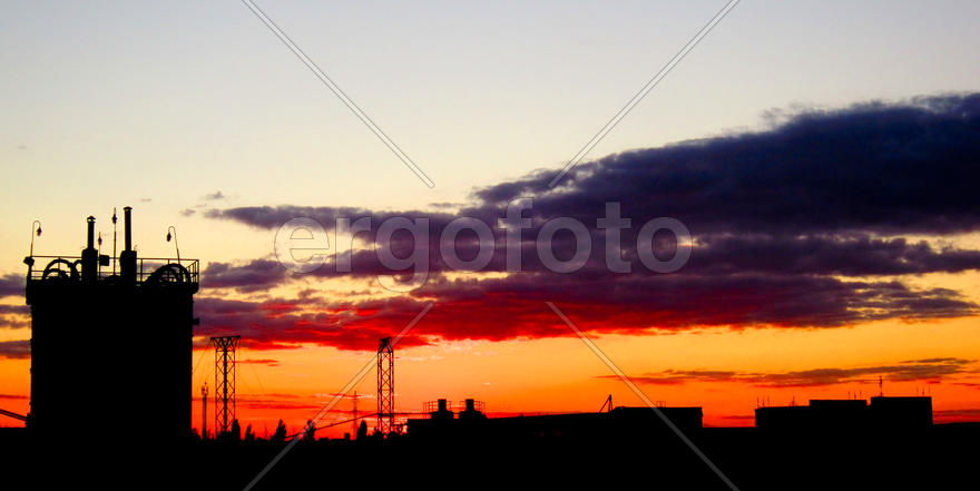Вечерняя заря над промышленной зоной 