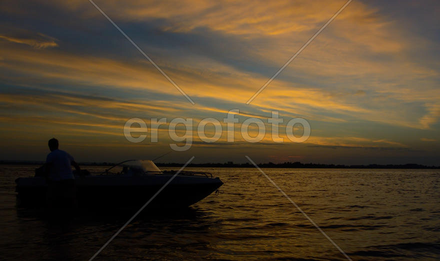 Катер в море на рассвете 