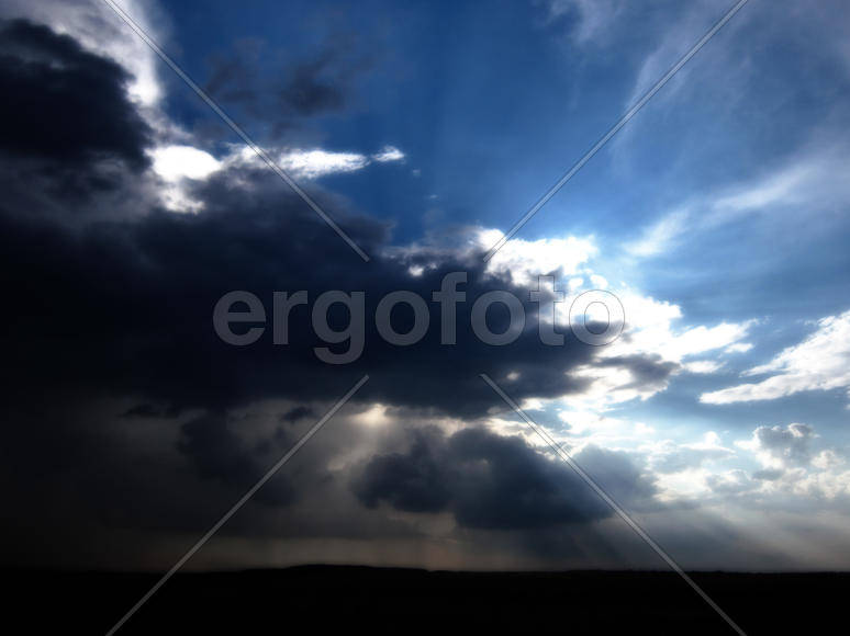 Солнечные лучи пробивающиеся из-за облака