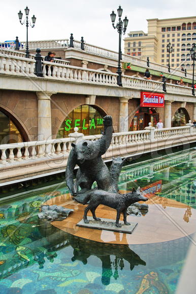 Памятник медведю и волку