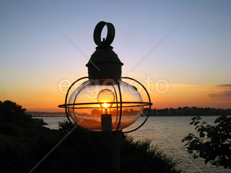 Фонарик на фоне заката 