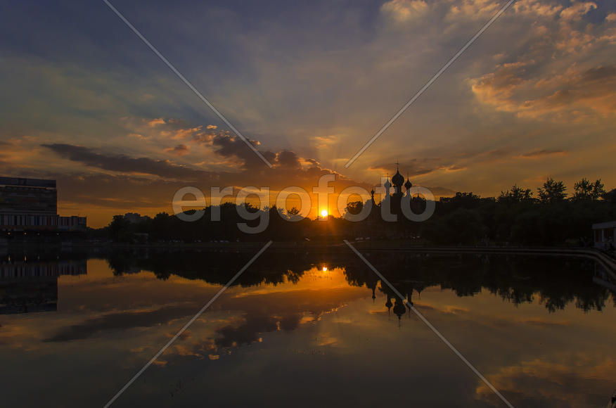 Июньский вечер на берегу озера с видом на собор 