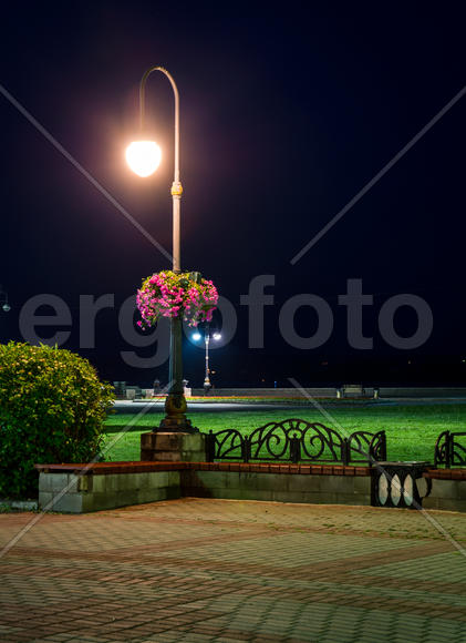 Фонарь на улице ночью 